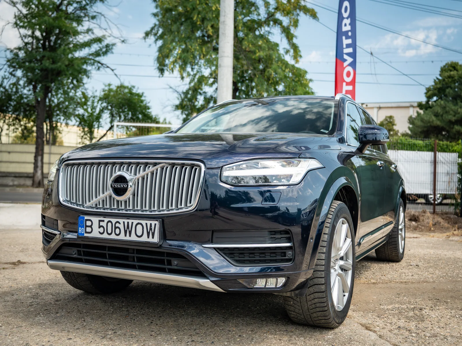 Volvo XC90 Inscription fotografiat pentru stocul Zetec Auto Rulate din București