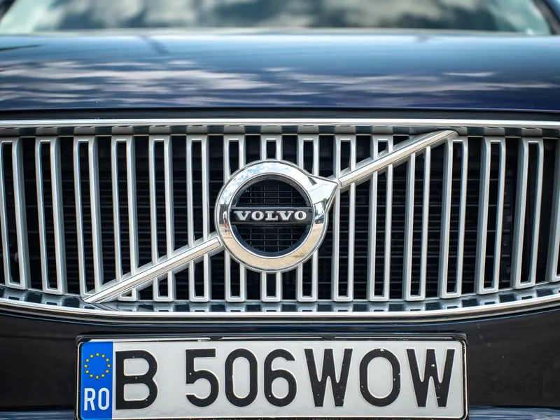 Detaliu grilă și emblemă Volvo XC90