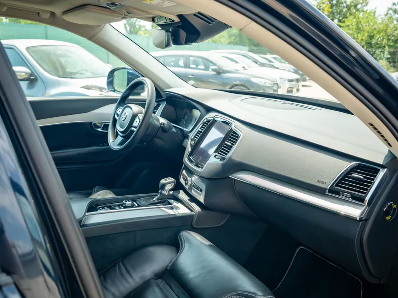 Interior Volvo XC90 cu bord și ecran multimedia